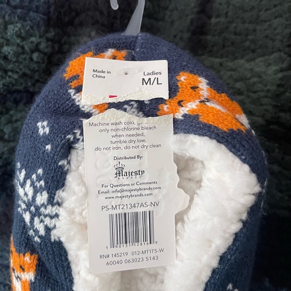 Majesty Brand white Sherpa slippers with snowflakes and foxes - Picture 2 of 5